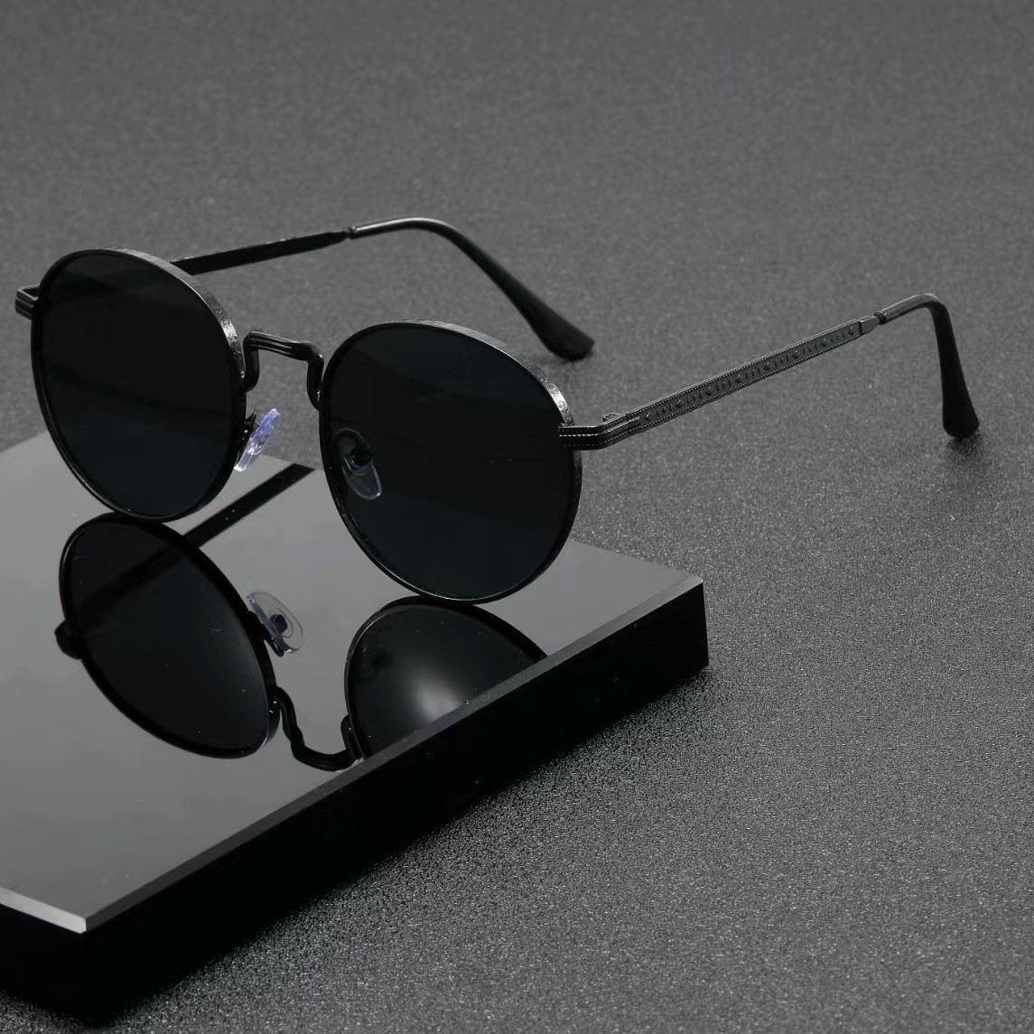 Vintage Fashion Enthusiasts - Klasyczne okrągłe okulary przeciwsłoneczne dla mężczyzn